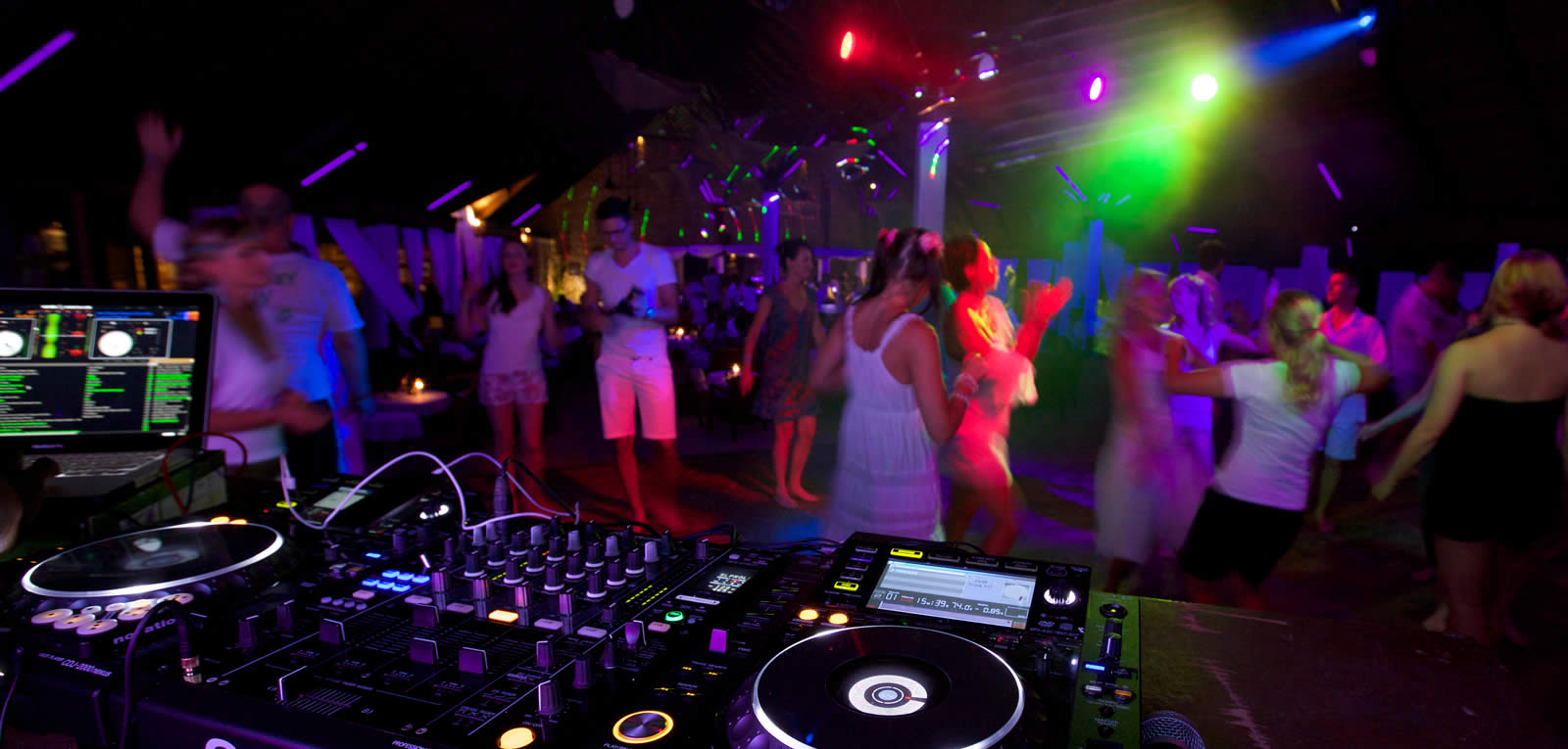 Amazing Beach Party - Maldives